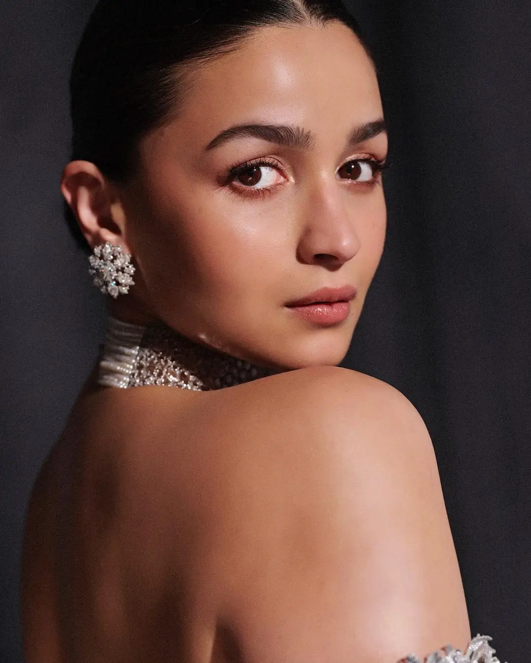 ALIA BHATT PHOTOSHOOT IN WHITE SAREE SLEEVELESS BLOUSE 4